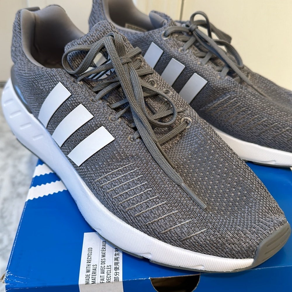 Brand New Men's Adidas Sneakers/ Running Shoes, Size 9.